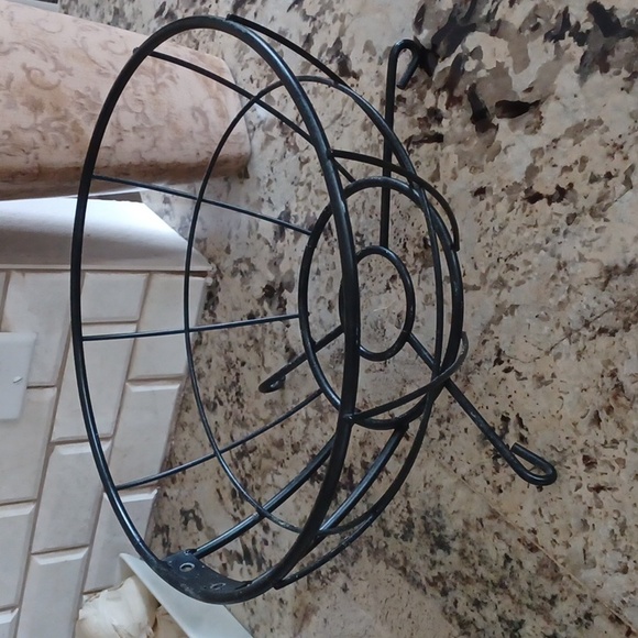 Wire Fruit Basket with removeable Banana Holder - Picture 4 of 13